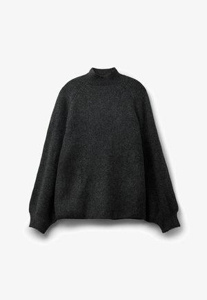 Pull gris foncé en tricot côtelé avec un col montant et des manches surdimensionnées. Le matériau semble doux et texturé, avec une coupe décontractée.
