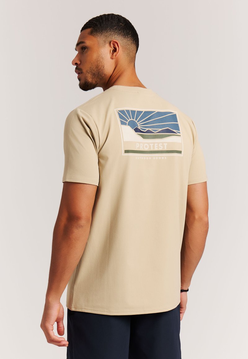 Beige T-shirt met korte mouwen gemaakt van een zachte stof, met een grafische print op de achterkant van bergen, zon en het woord "PROTEST".