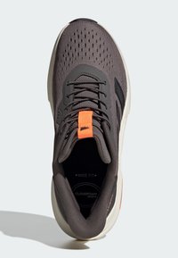 Sivé športové topánky s mesh zvrškom, oranžovými akcentmi a vypchatým golierom. Majú široký strih a značku "CLOUDFOAM" na vložke.