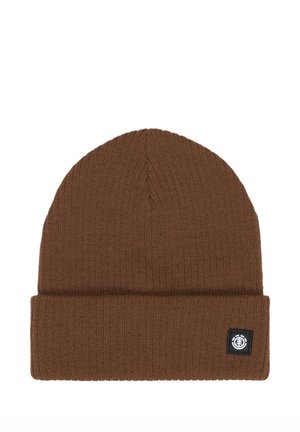 Gorro de punto marrón con puño doblado y una pequeña etiqueta cuadrada con el logo negro en el lado delantero derecho.