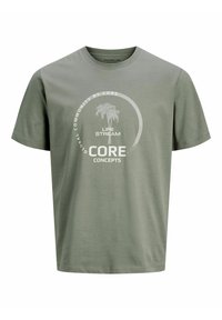 Camiseta de algodón verde oliva con mangas cortas, que presenta un diseño gráfico circular blanco e ilustración de palmera. Cuello redondo.