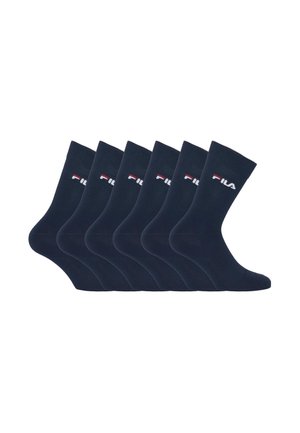 Six paires de chaussettes mi-mollet bleu marine foncé avec un petit logo Fila blanc et rouge près du haut, disposées en rangée sur un fond blanc.