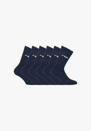 Six paires de chaussettes mi-mollet bleu marine foncé avec un petit logo Fila blanc et rouge près du haut, disposées en rangée sur un fond blanc.
