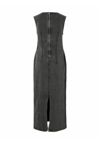 Robe longue noire en denim sans manches avec fermeture éclair au dos, deux coutures verticales et une fente centrale à l'ourlet.