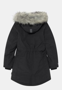 Černá parka s kapucí lemovanou umělým kožešinou, elastickým pasem a žebrovanými manžetami. Má hladkou texturu a minimalistické designové prvky.