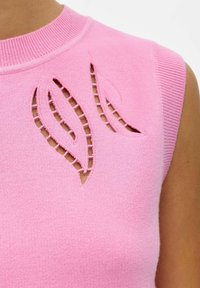Top de punto rosa sin mangas con cuello y sisas de canalé, con tres recortes en forma de hoja con costuras decorativas en el pecho.