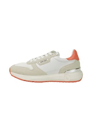 Baskets blanches et beiges avec un accent orange au talon, lacets blancs, semelle épaisse et étiquette "Gisada" sur le côté.