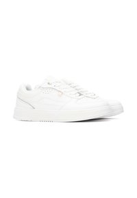 Zapatillas blancas con un acabado de cuero suave, puntera redonda, suela de goma gruesa y acentos sutiles; incluye diseño de cordones y detalles perforados.