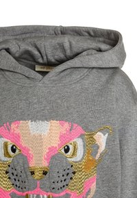 Grijze hoodie met een groot, veelkleurig geborduurd tijgergezichtontwerp, uitgevoerd in roze, goud en beige draden. Zacht, gestructureerd stof.