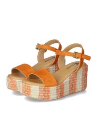 Oranje suede wedge sandalen met een brede teenband, verstelbare enkelband en een gevlochten plateau met oranje en crèmekleurige strepen.