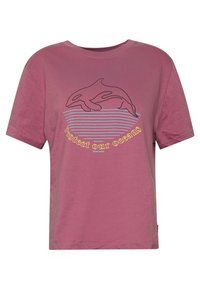 Lila bomullströja med en delfin grafik ovanför texten "Skydda våra hav", med horisontella blå och vita ränder nedanför.