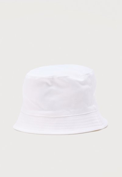 Λευκό βαμβακερό καπέλο τύπου bucket με ραμμένη γείσο και απλό σχέδιο σε ουδέτερο φόντο.