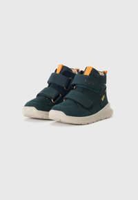 Grüne Leder-Hochtop-Sneaker mit Klettverschluss, beigen Gummisohlen und orangefarbenen Akzenten an Ferse und Zunge.