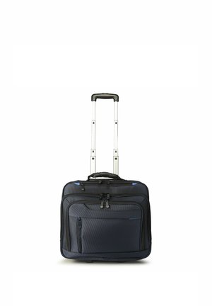 Valigetta nera con ruote e manico telescopico esteso, scomparti anteriori con cerniere e texture in tessuto su sfondo bianco.