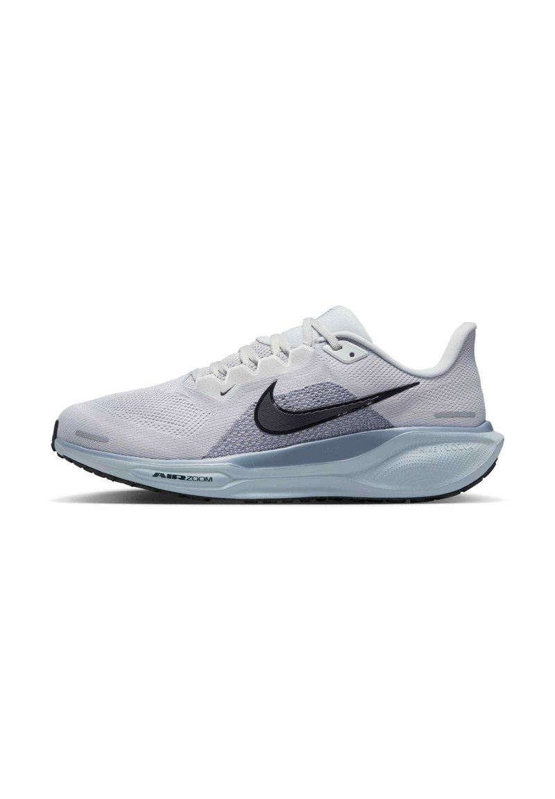 Jasnoszare siateczkowe buty do biegania z czarnym logo swoosh, niebieskim akcentem na śródpodeszwie, teksturowanym wierzchem oraz trwałą czarną gumową podeszwą.