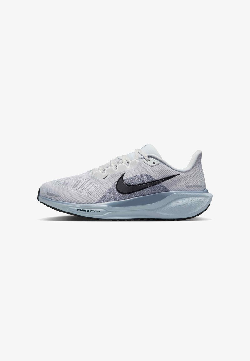 Jasnoszare siateczkowe buty do biegania z czarnym logo swoosh, niebieskim akcentem na śródpodeszwie, teksturowanym wierzchem oraz trwałą czarną gumową podeszwą.