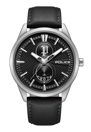 Čierne hodinky s textúrovaným ciferníkom, striebornými markérmi, výrazným logom "P", dátumovým ciferníkom, značkou "POLICE", strieborným puzdrom a čiernym koženým remienkom.