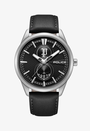 Sort tekstureret urskive med sølvmarkører, fed "P"-logo, datovisning, "POLICE"-mærkning, sølvkasse og sort læderrem.