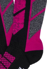 Une paire de chaussettes de sport avec des motifs géométriques en noir, magenta et gris, montrant un design de tricot texturé et des zones de talon et d'orteil renforcées.