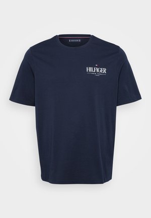 Marineblå bomulds T-shirt med korte ærmer, rund hals og et hvidt "HILFIGER" logo på venstre brystområde. Enkel, ensfarvet design.