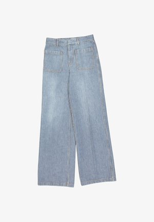 Pantalon large à larges rayures verticales bleues et blanches avec poches plaquées devant et passants pour ceinture à la taille, posé à plat sur fond blanc.