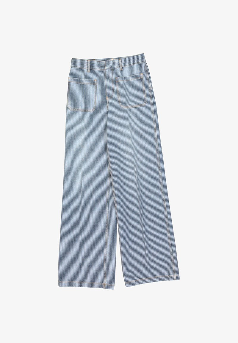 Pantalon large à larges rayures verticales bleues et blanches avec poches plaquées devant et passants pour ceinture à la taille, posé à plat sur fond blanc.