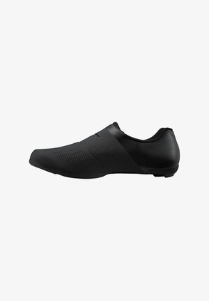 Zapato de ciclismo aerodinámico negro con parte superior perforada, correa de velcro y suela rígida diseñada para ciclismo de carretera.