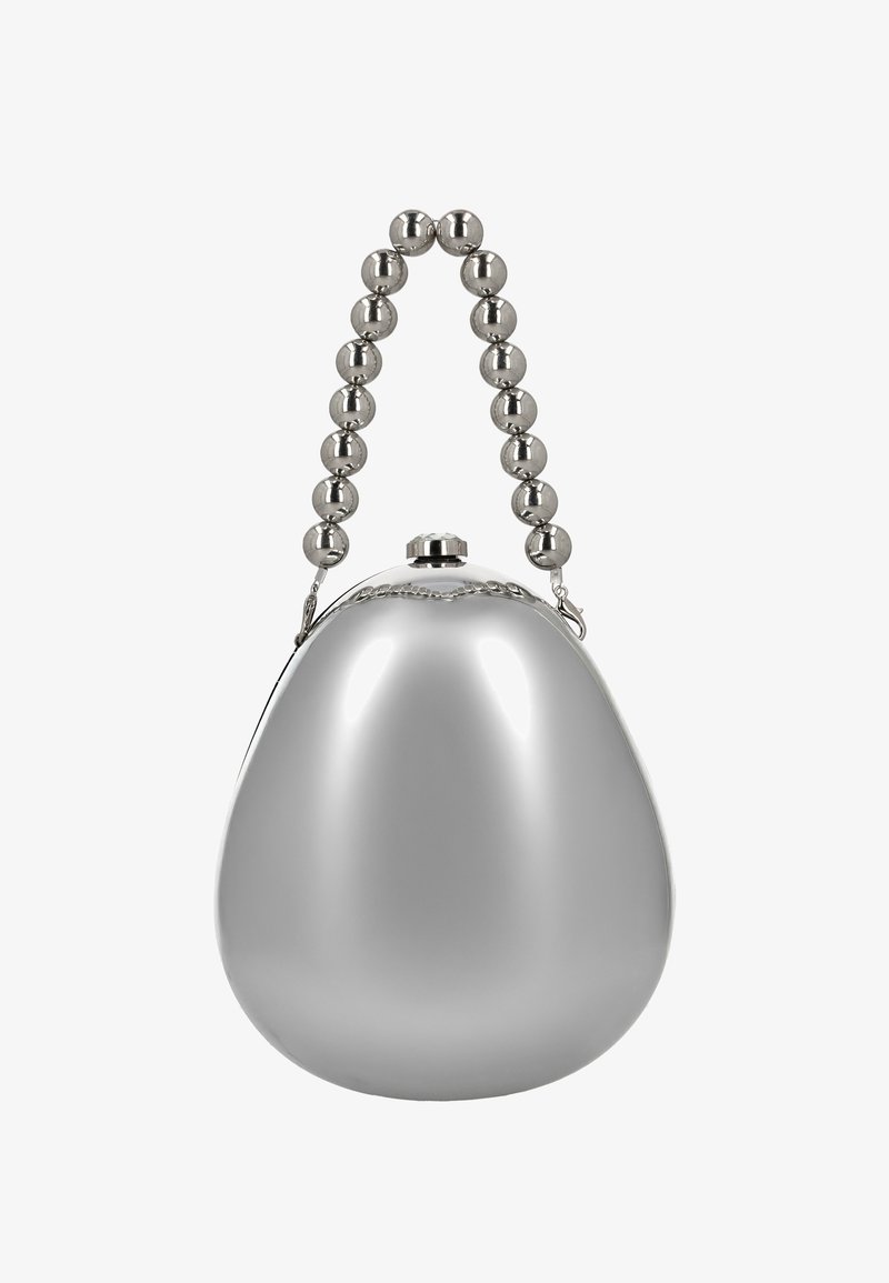 Rund metaltaske i sølv med perlekæde som hank og lås øverst. Glat, reflekterende overflade uden mønstre.
