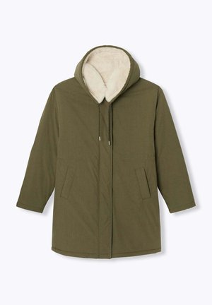 Parka vert olive avec capuche, doublée d'une fausse fourrure crème et dotée de deux poches avant. Le tissu semble lisse avec une texture douce.