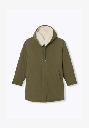 Parka vert olive avec capuche, doublée d'une fausse fourrure crème et dotée de deux poches avant. Le tissu semble lisse avec une texture douce.