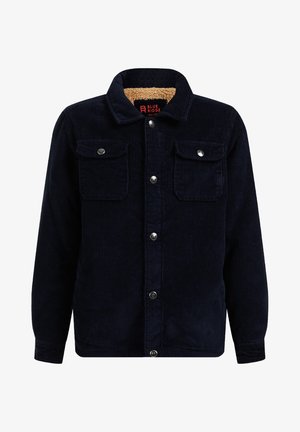 Marineblauwe corduroy jas met knoopsluiting, twee klepzakken op de borst en een beige schapenvachten kraagvoering.