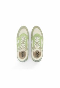 Grüne und cremefarbene Sneakers aus Netzstoff mit Wildlederakzenten und flachen Schnürsenkeln. Enthält ein Schachbrett-Innensohlenlabel. Runde Zehenpartie und strukturierte Sohle.