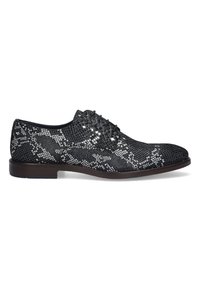 Zwart-witte geklede schoenen met een gestructureerd slangenhuidpatroon, gladde leren accenten en een afgeronde neus op een helder witte achtergrond.