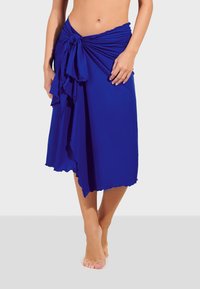 Blå omlottkjol gjord av lätt, flödande tyg. Har en snurrad knutdetalj vid midjan och en volangkant.