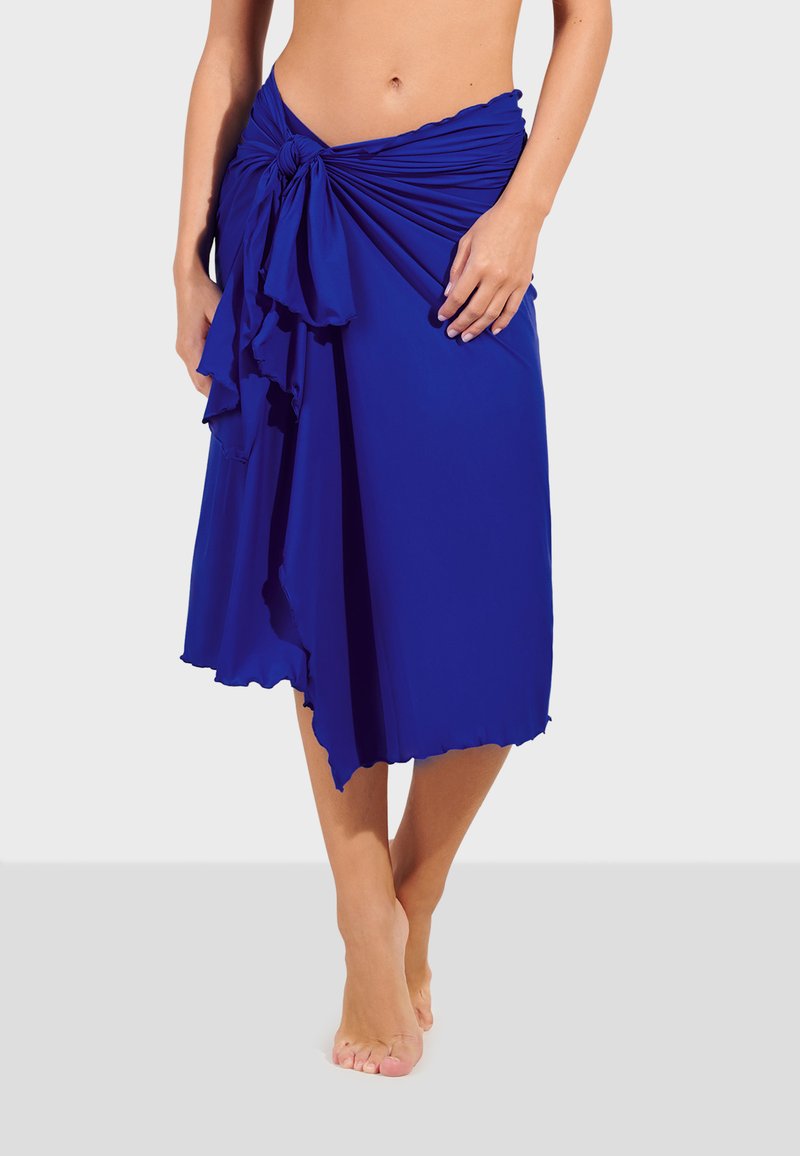 Blå omlottkjol gjord av lätt, flödande tyg. Har en snurrad knutdetalj vid midjan och en volangkant.