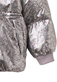 Padded jacket z błyszczącym, kwiatowym wzorem w odcieniach różu i fioletu. Posiada elastyczne mankiety i dwie boczne kieszenie.