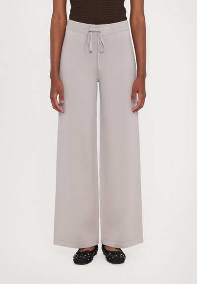 Lichtgrijze broek met wijde pijpen en een taille met trekkoord, zachte textuur en een comfortabele pasvorm. Voorzien van een gladde stofafwerking.