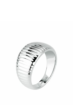 Anello d'argento lucido con motivo a coste in rilievo sulla sua fascia curva, esposto su sfondo bianco.