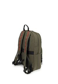 Sac à dos vert olive avec des matériaux en maille sur les bretelles, deux compartiments zippés et des accents rouges contrastants. Il dispose de côtés rembourrés et de bretelles ajustables.