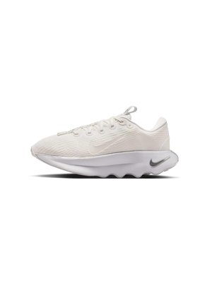 Weiße Sportschuhe mit strukturiertem Obermaterial, rundem Zehenbereich und ausgeprägter Dämpfungssohle; verfügen über ein silbernes Nike-Swoosh-Logo an der Seite.