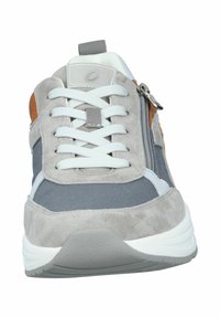 Graue und blaue Sneaker mit Obermaterial aus Wildleder, elastischen Schnürsenkeln, Reißverschluss und weißer Gummisohle. Mit braunen Akzenten und strukturierten Details.