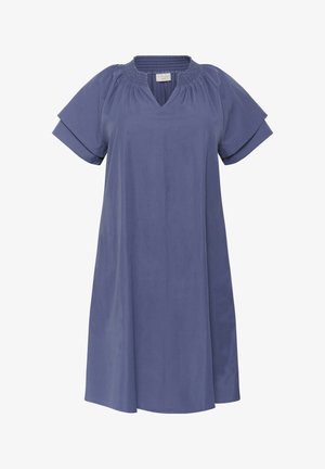 Purppuranvärinen lyhythihainen mekko, jossa on V-pääntie ja smockaustekstiä kaula-aukossa. Mekko on löysä ja virtaava, ja sen pituus on polven ylle.