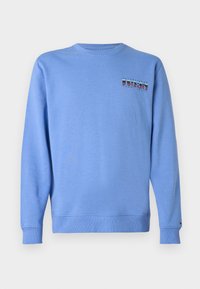 Ανοιχτό μπλε φούτερ από βαμβάκι, με στρογγυλή λαιμόκοψη και ριμπ μανσέτες. Περιλαμβάνει ένα πολύχρωμο λογότυπο με το "1985" στην επάνω αριστερή γωνία.