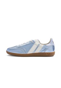 Baskets en cuir bleu clair avec des rayures blanches, des lacets blancs et une semelle en caoutchouc marron avec un logo sur le côté.