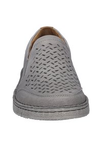 Graue Slipper aus durchlöchertem Wildleder mit glatter Textur, versehen mit einer genähten Kante und einem gepolsterten Innenleben.