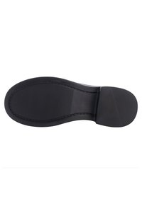 Sole nera di scarpa con superficie liscia, dotata di un sottile motivo a scanalature e design curvo per una migliore aderenza; punta arrotondata, tacco piatto.