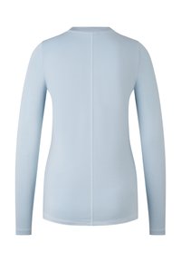 Chemise à manches longues bleu clair avec un col rond, texture lisse, coutures latérales et ourlet droit. Sans motifs ni accents.