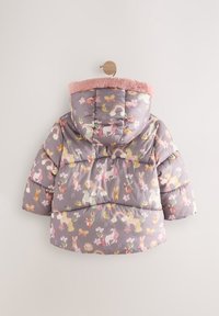 Manteau d'hiver matelassé violet avec un col en fausse fourrure rose, présentant des motifs fantaisistes d'animaux et de fleurs de différentes couleurs.