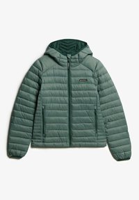 Grøn quiltet hættejakke med lynlås foran, to lynlåslommer i siderne og et lille rektangulært mærkelogo på brystet.