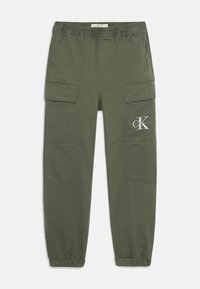 Pantalons cargo en coton mélangé vert olive, avec une taille élastique, deux poches latérales et un logo brodé sur la cuisse.